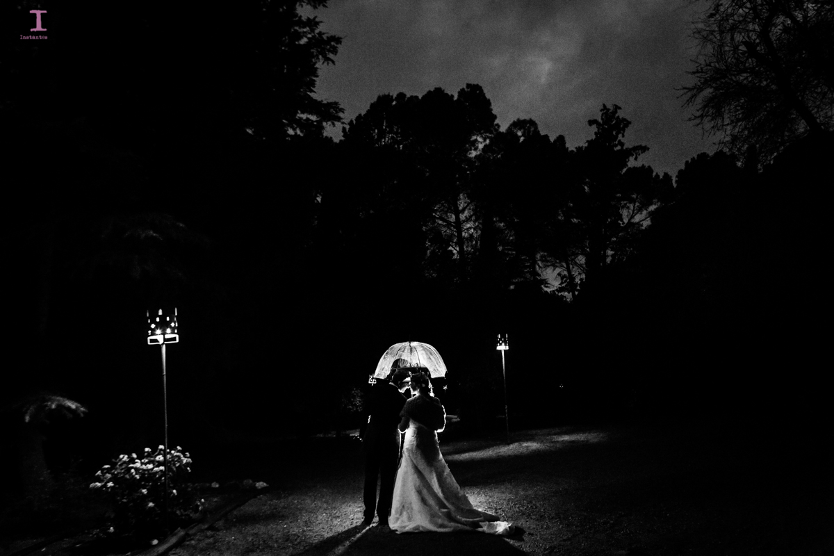 foto de boda con lluvia