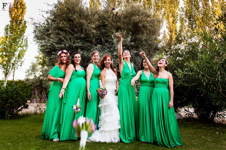 damas de honor vestidas de verde con la novia en la finca el molino del manto