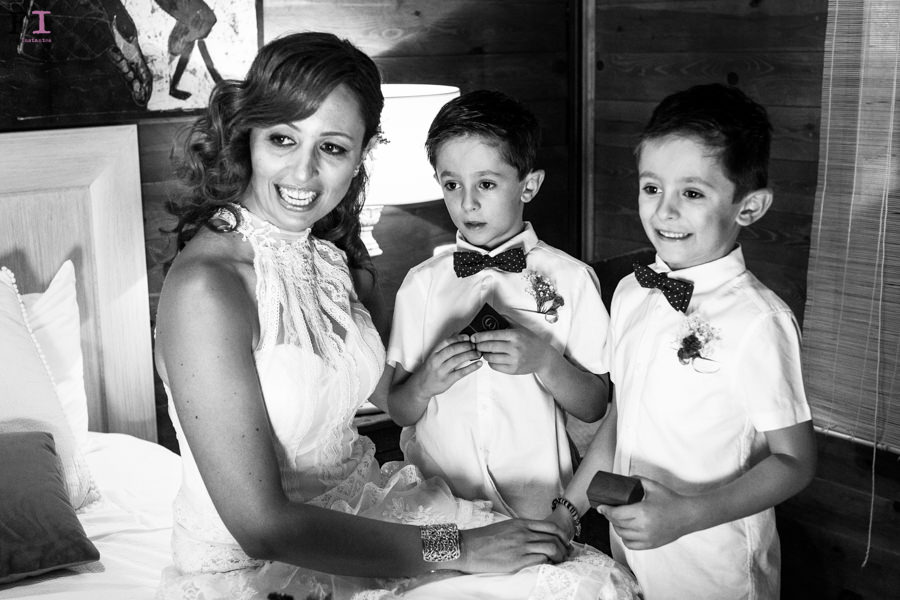 fotografia de la novia con sus hijos en la habitacion del molino del manto