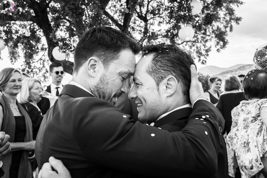 abrazo de amigo al novio durante la boda civil en collado mediano