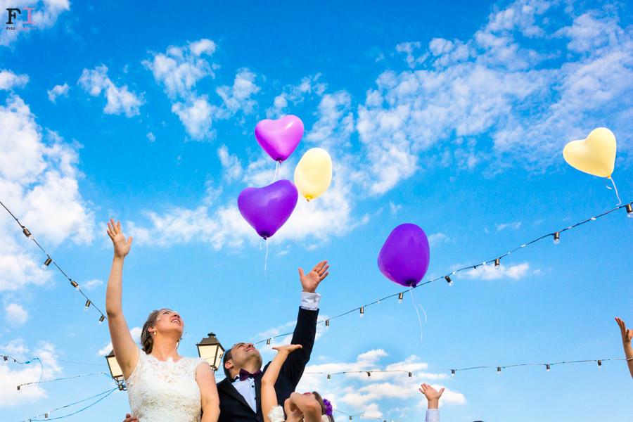 suelta de globos en la ceremonia civil de la boda en finca el hormigal