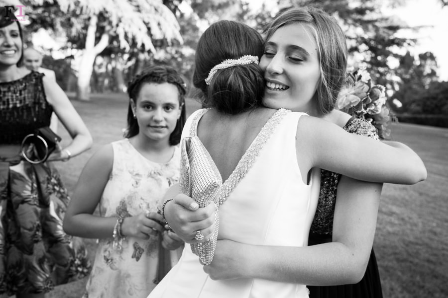 abrazo de la novia con su hija