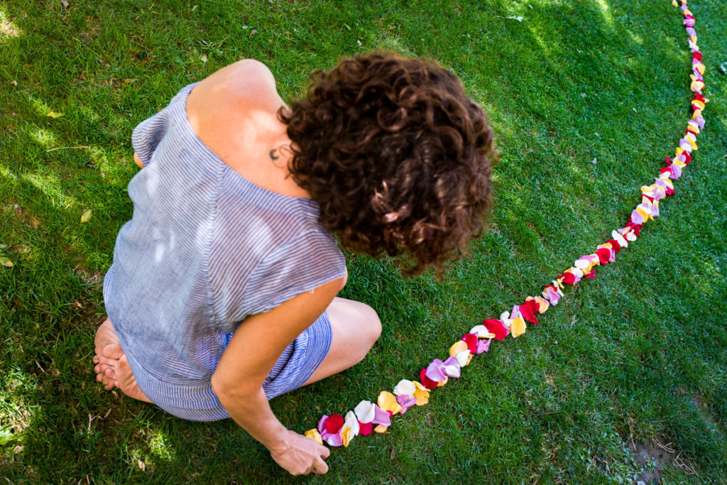 petalos de flores en ceremonia tantrica